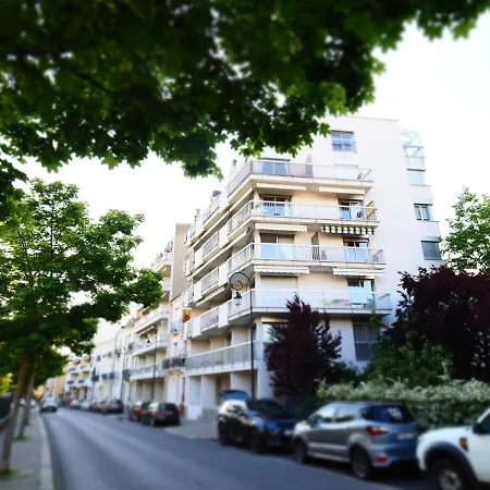 Face Aux Thermes Avec Parking